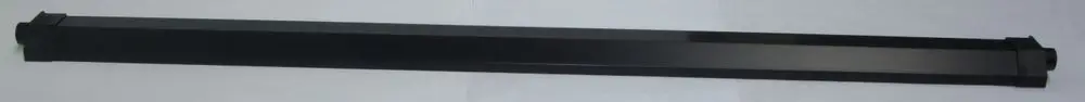 Lange, schmal gehaltene schwarze Ablaufschiene mit zwei Enden, geeignet für die Montage, eventuell für einen Daikin HP Convector.